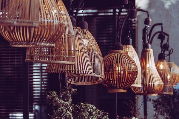 Découvrez comment la suspension rotin xxl enrichit votre décoration